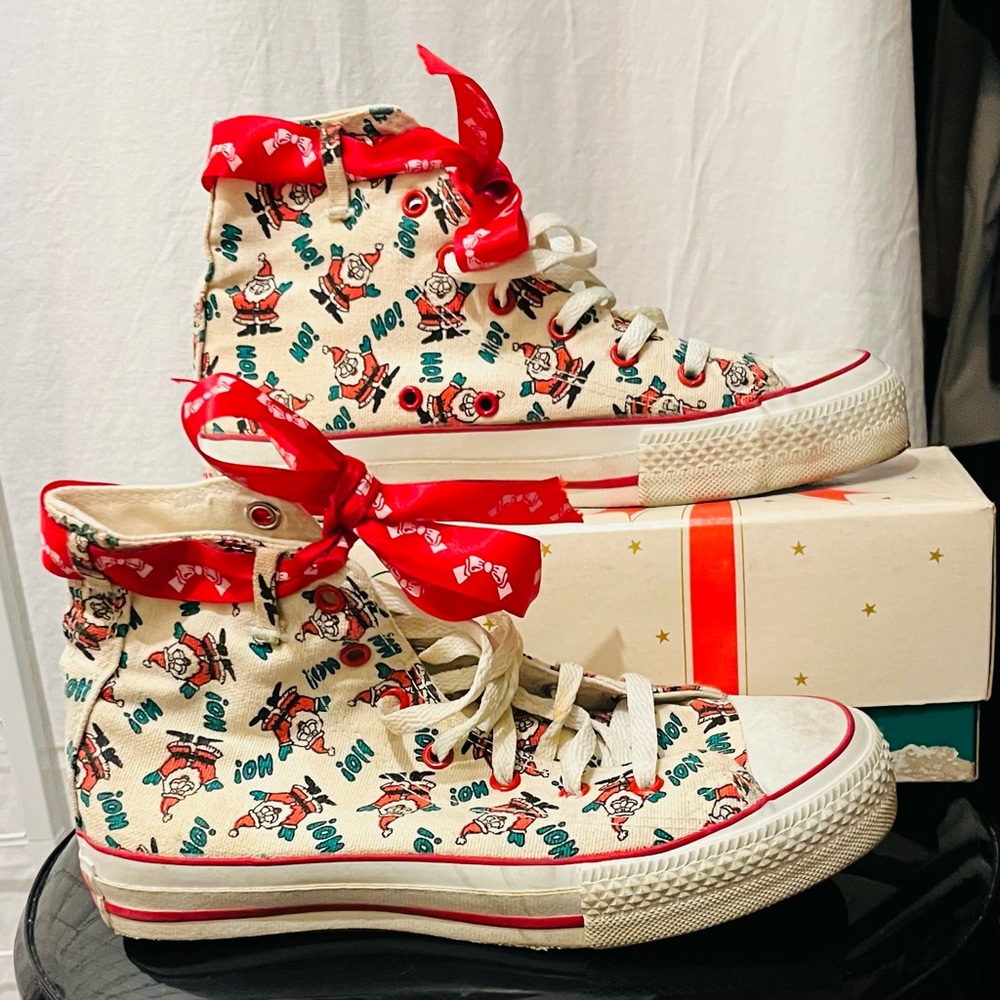 Rare Vintage 80’s Converse All Star High Cut High Cut Santa Claus. Unisex
